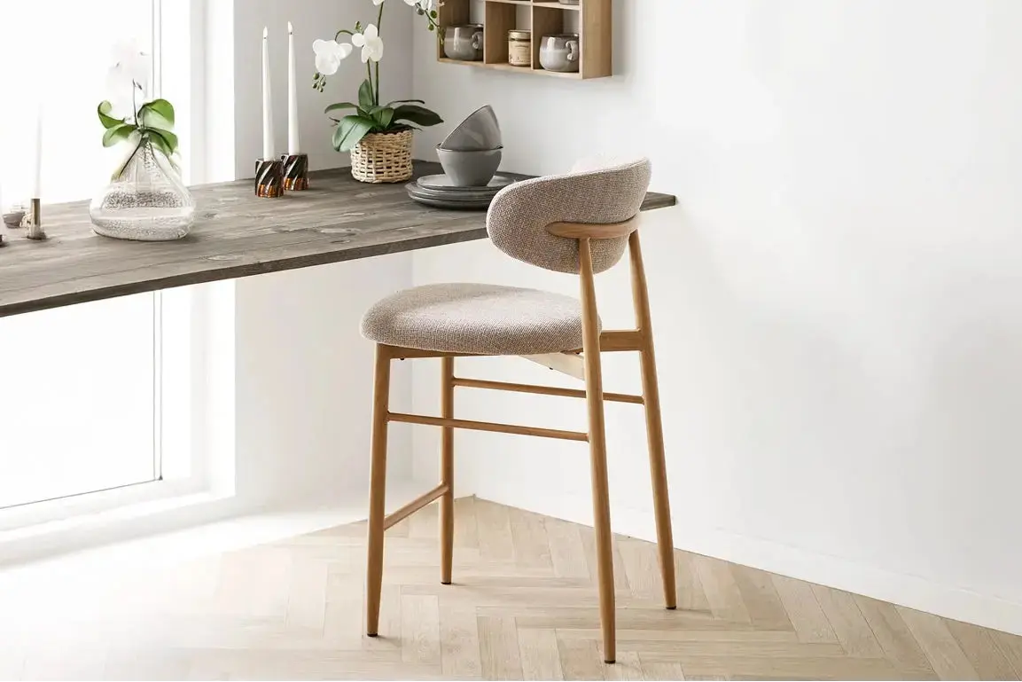 Chaise de Bar LEVANTO Tissu Sable Pieds Effet Bois - 52 x 55 cm