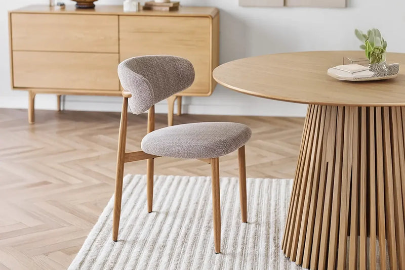 LÉANDRE – Chaise scandinave en tissu écru, pieds effet bois – 46 x 44 cm
